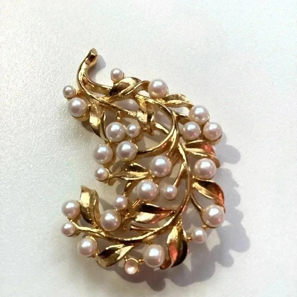 MONET Vintage Gold Tone Faux Pearl Cluster Pin Signed MONET - Picture 2 of 5